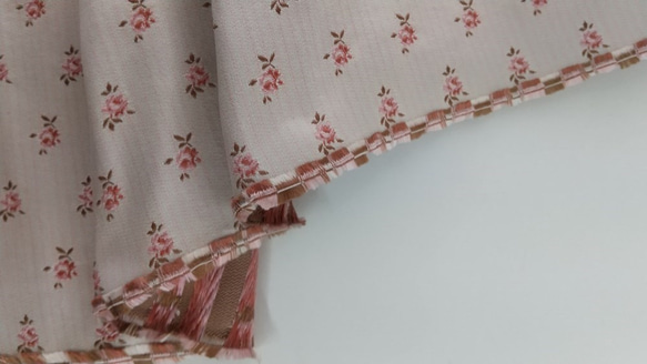 シルク生地　ストライプ/ローズ柄　（オフ地/ピンク）ジャガード織 3枚目の画像
