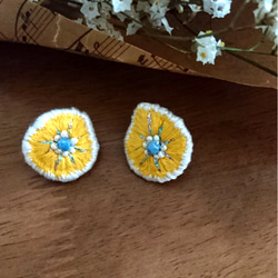 【送料無料】お花の刺繍ピアス/イエロー 1枚目の画像