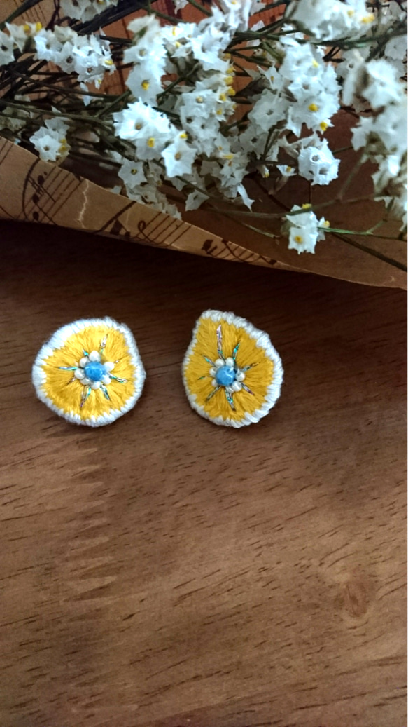 【送料無料】お花の刺繍ピアス/イエロー 1枚目の画像