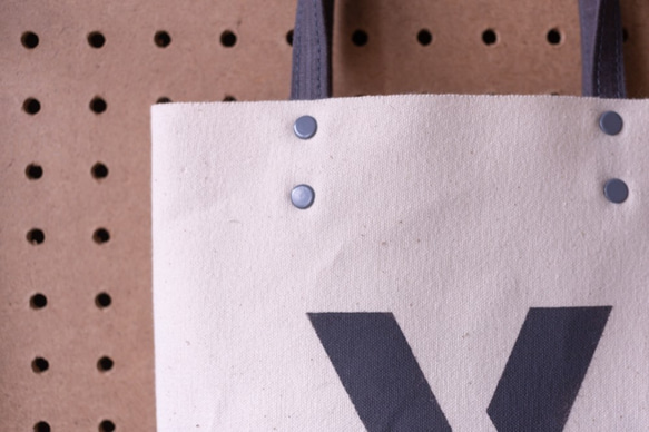 岡山縣第9號帆布模具“ Y”簡單袋IND0849，帶有可愛的彩色鉚釘（灰色） 第3張的照片