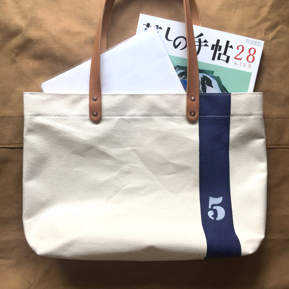 Off white small tote bag, put your favorite letter on bag 第2張的照片