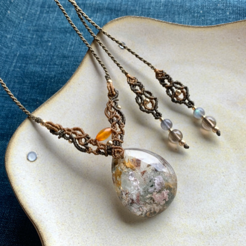 【ちーさん】マラカイト＆ガーデンクォーツのマクラメ編みネックレス他　天然石 ガーデンクォーツのマクラメ編み 天然石ネックレス | SHANTi WALA