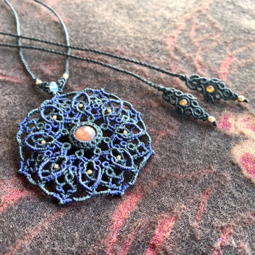 サンストーン〜装飾フレーム・マクラメペンダント〜no.11008