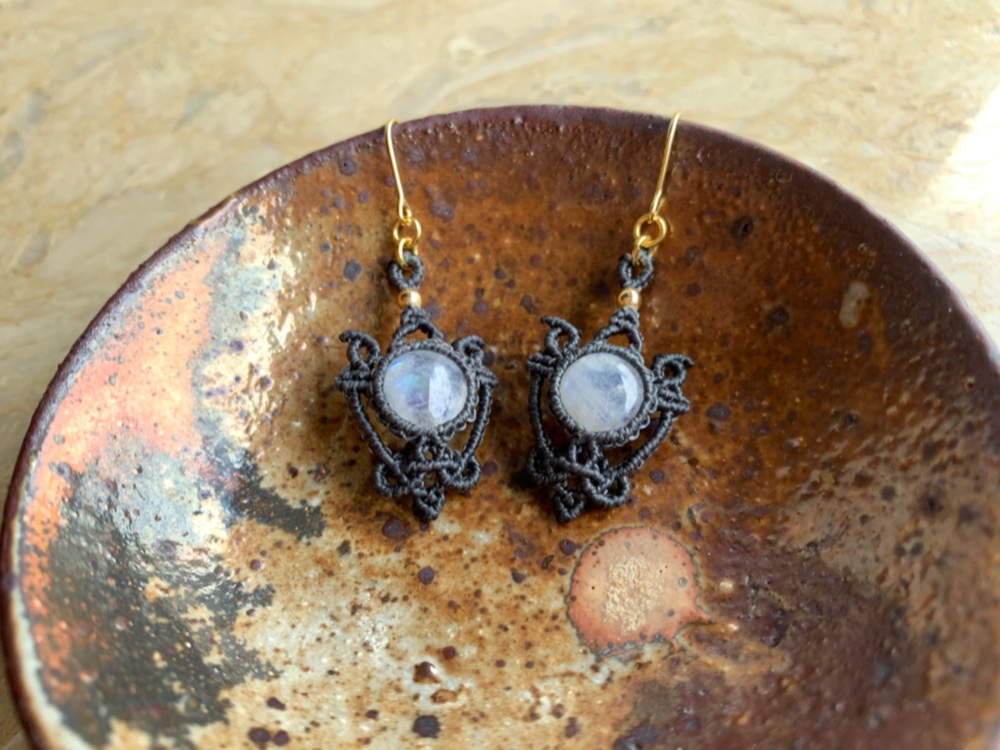 【金具変更できます】レインボームーンストーン〜まんまる天然石の耳飾り・マクラメピアス〜no.13009