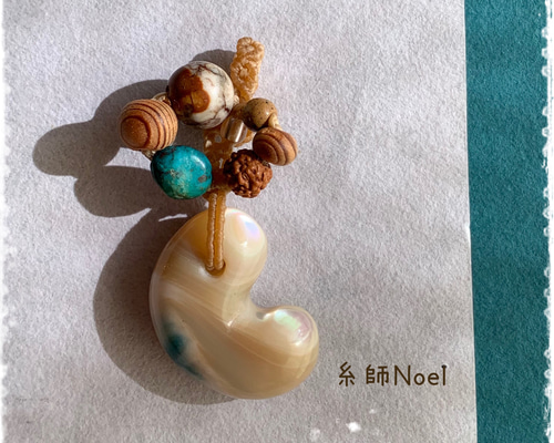 マクラメ＊生まれたての海の勾玉夜光貝のお守りペンダントトップ