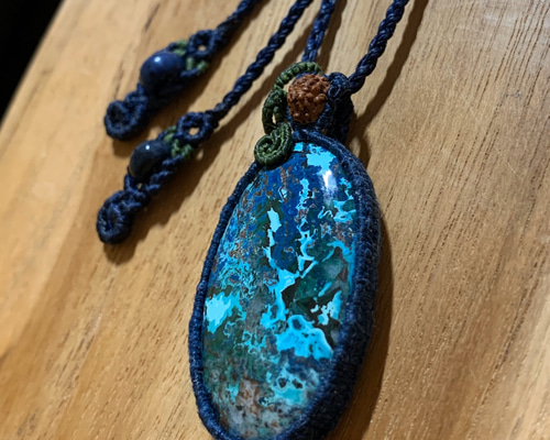 『清蒼』クリソコラとハックマナイトのマクラメペンダントネックレス マクラメ＊藍染めの麻糸で包んだクリソコラペンダント ネックレス