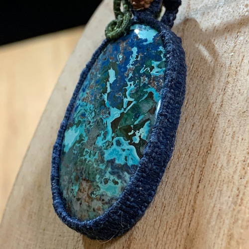 マクラメ＊藍染めの麻糸で包んだクリソコラペンダント ネックレス