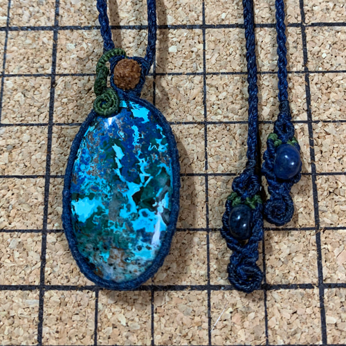 マクラメ＊藍染めの麻糸で包んだクリソコラペンダント ネックレス