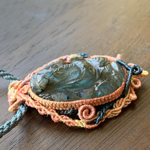 マクラメ＊ラブラドライトのガネーシャをシルクの台座に包んだ