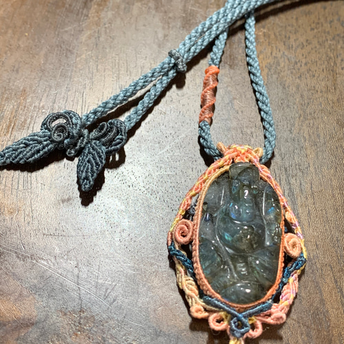 マクラメ＊ラブラドライトのガネーシャをシルクの台座に包んだ