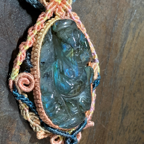 マクラメ＊ラブラドライトのガネーシャをシルクの台座に包んだ