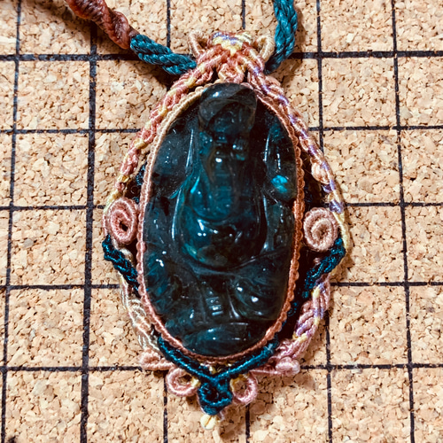 マクラメ＊ラブラドライトのガネーシャをシルクの台座に包んだ