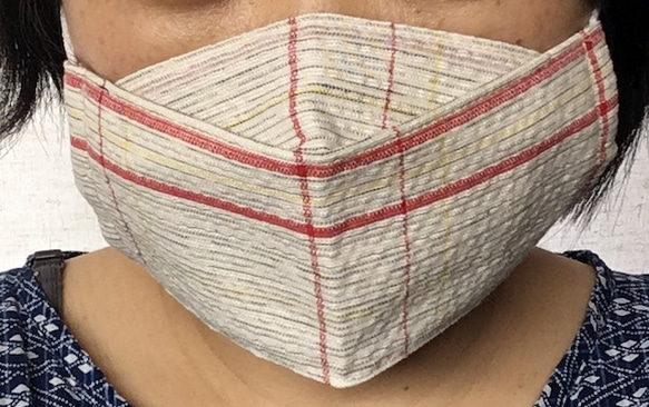 <しじら織り> 夏の布マスク／折り上げ型　4（白に赤の格子） 4枚目の画像