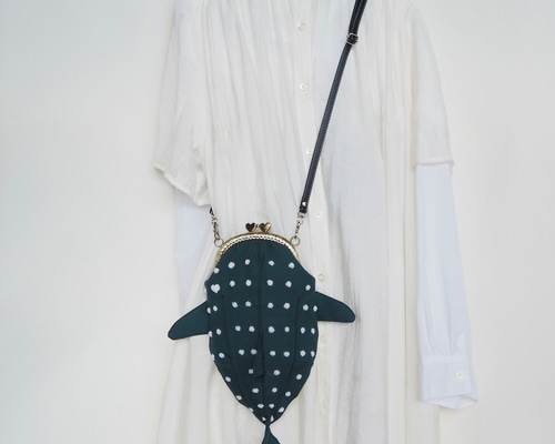 ジンベイザメ丸型ポーチ☆がま口☆ハンドメイドポーチ☆デニムリメイク49. ジンベイザメ丸型ポーチ☆がま口☆ハンドメイドポーチ☆デニム