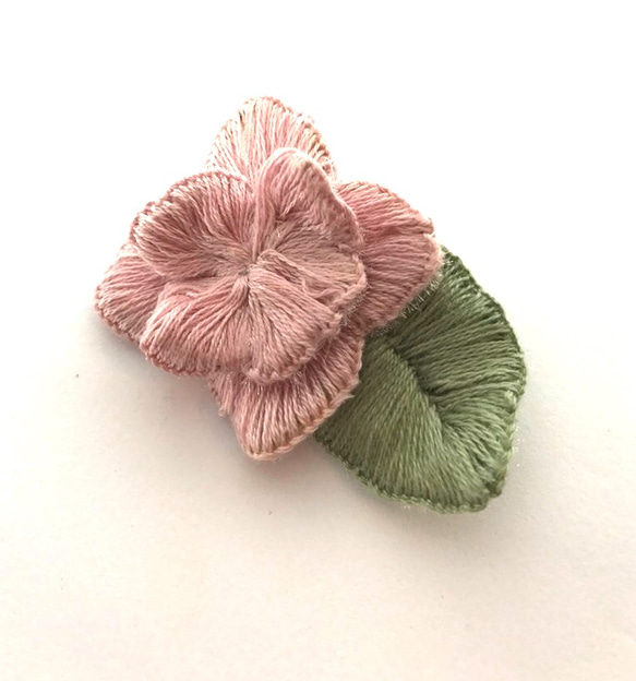 紫陽花の刺繍ブローチ 2枚目の画像