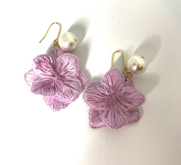 紫陽花の刺繍ピアス 1枚目の画像