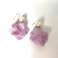 紫陽花の刺繍ピアス 2枚目の画像