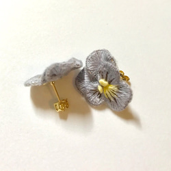 【再販】ビオラの刺繍ピアス 2枚目の画像