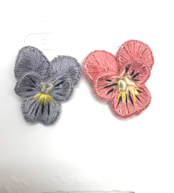 ビオラの刺繍ピアス 1枚目の画像