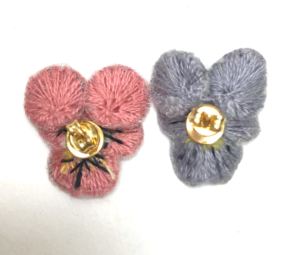 ビオラの刺繍ピアス 3枚目の画像