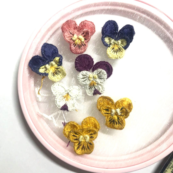 ビオラの立体刺繍ピアス 6枚目の画像