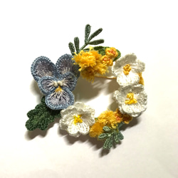 【再販】立体刺繍の野の花のリースブローチ 1枚目の画像