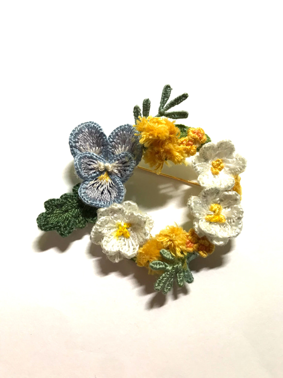 【再販】立体刺繍の野の花のリースブローチ 2枚目の画像