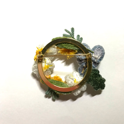 【再販】立体刺繍の野の花のリースブローチ 3枚目の画像