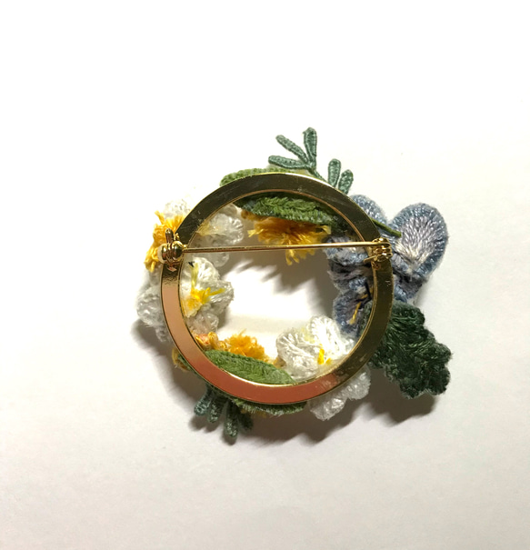 【再販】立体刺繍の野の花のリースブローチ 3枚目の画像