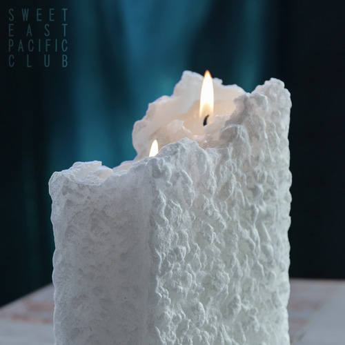 陰影の映える彫刻のような真っ白いキャンドル【HAZE】ヘイズ