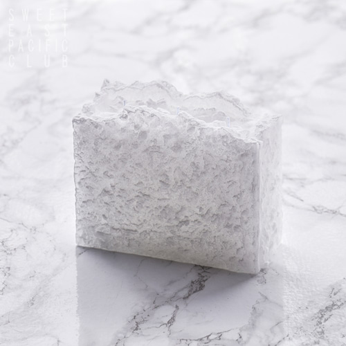 陰影の映える彫刻のような真っ白いキャンドル【HAZE】ヘイズ／ 複数芯