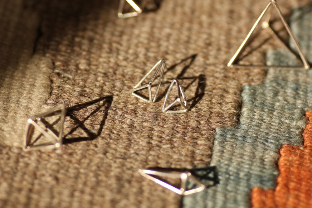 幾何学多面体ピアス（四面体・シルバー925・片耳分の価格になります）
