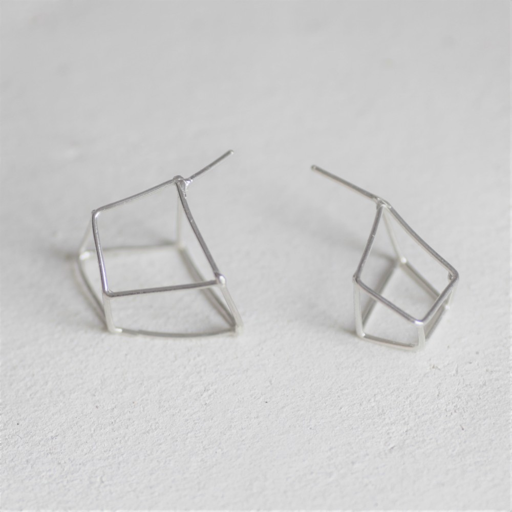 幾何学多面体ピアス（六面体・シルバー925・片耳分の価格になります）
