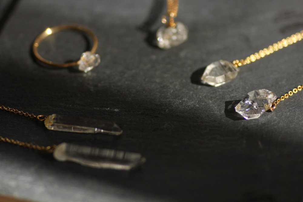 ハーキマーダイヤのゆれるチェーンピアス