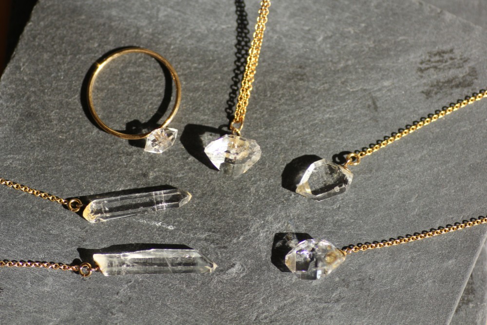 結晶の水晶がゆれるチェーンピアス 5,390円