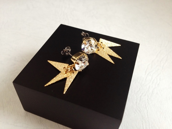 Swarovski  triangle　C＊Gピアス 2枚目の画像