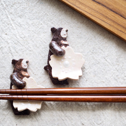 一隻黑熊筷子休息著櫻花 第1張的照片