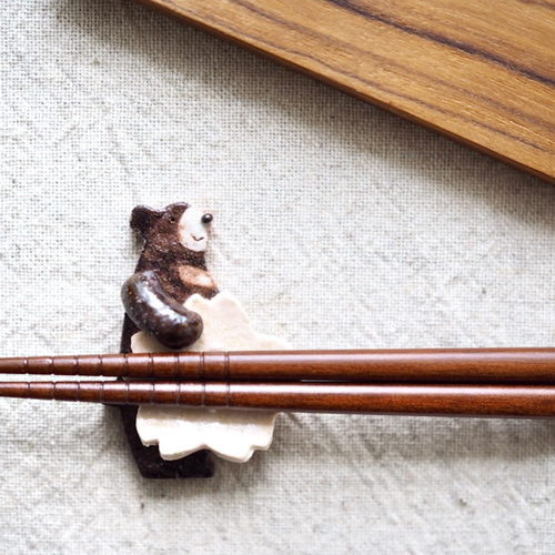 桜をかかえたツキノワグマの箸置き 箸・箸置き つちのねこ 通販
