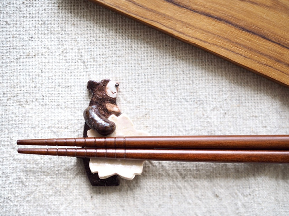 一隻黑熊筷子休息著櫻花 第2張的照片