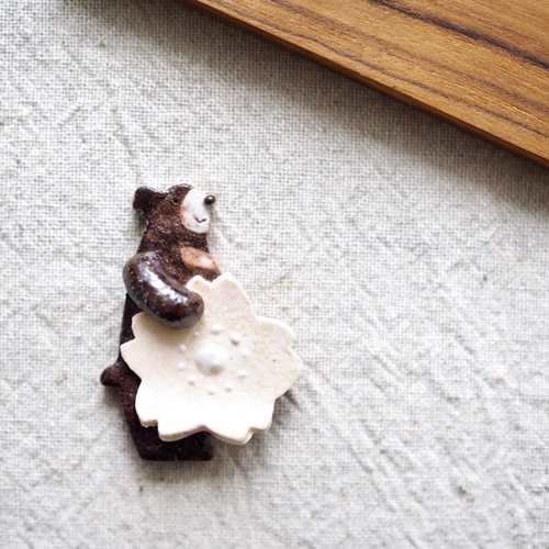 桜をかかえたツキノワグマの箸置き 箸・箸置き つちのねこ 通販