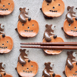 かぼちゃをかかえたツキノワグマの箸置き 1枚目の画像