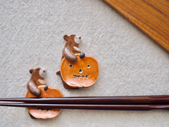かぼちゃをかかえたツキノワグマの箸置き 3枚目の画像