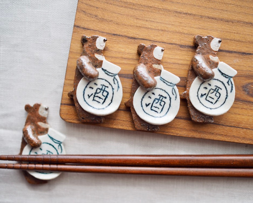 お酒をかかえたツキノワグマの箸置き 箸・箸置き つちのねこ 通販