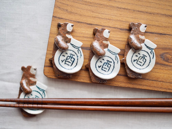 お酒をかかえたツキノワグマの箸置き 箸・箸置き つちのねこ 通販