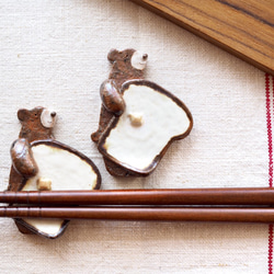 食パンをかかえたツキノワグマの箸置き 1枚目の画像