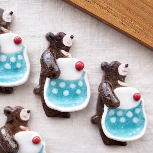 クリームソーダをかかえたツキノワグマの箸置き 箸・箸置き つちのねこ