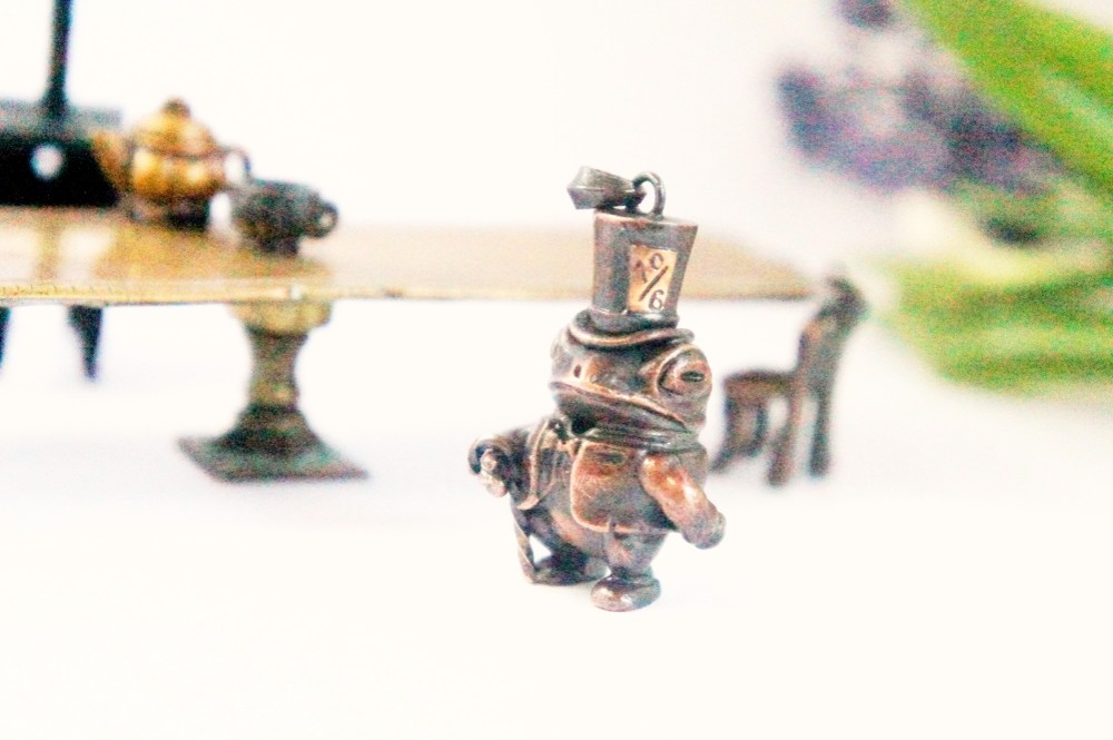 【送料無料 】紳士なカエルのペンダントトップ　～マッドハッター風～