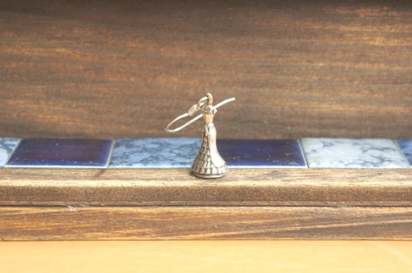 silver925 小さなチェスのピアス クイーン フックタイプ 片耳用 2枚目の画像