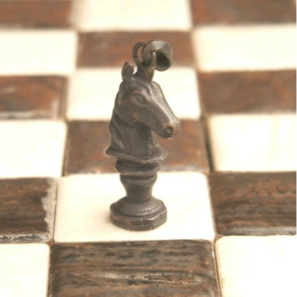 【送料無料 】チェス ナイトの駒のペンダントトップ 2枚目の画像