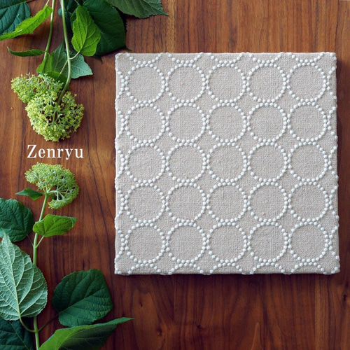 ファブリックパネル　ミナペルホネン　タンバリン　ベージュ　贈り物　刺繍　壁掛け ミナペルホネン ファブリックパネル タンバリン ドップ生地
